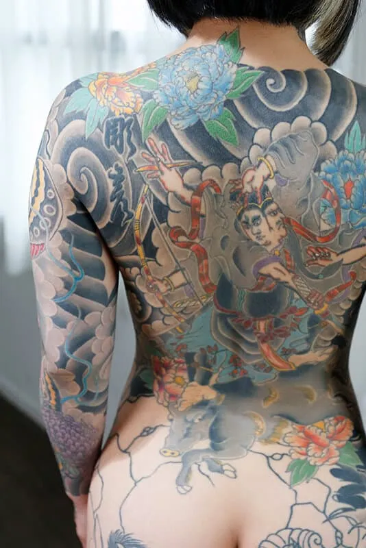 全身刺青、蛇舌加穿环!新人AV女优结城雫冲击出道,一反外貌的抖M属性觉醒